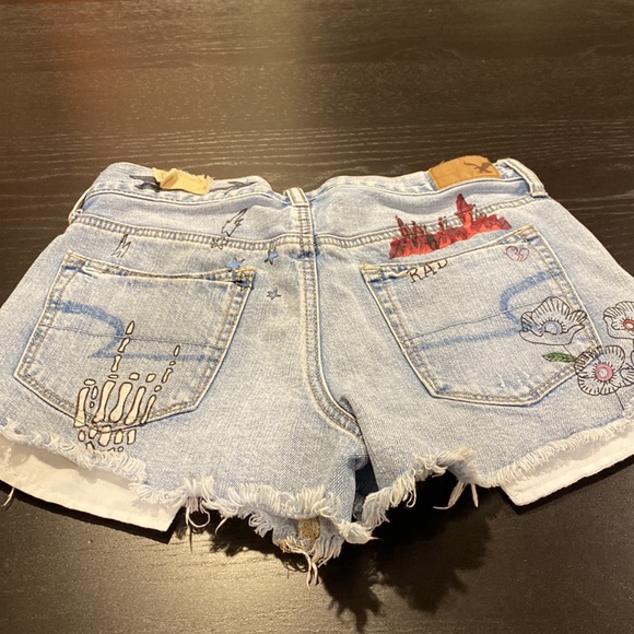 American Eagle Vintage Painted Distressed Denim Shorts; button fly; size 4 - Picture 5 of 11